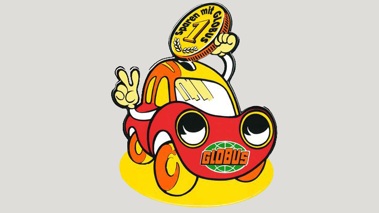 Rotes Comic-Auto mit GLOBUS-Logo zeigt ein Peace-Zeichen und hält eine goldene Münze mit der Aufschrift \