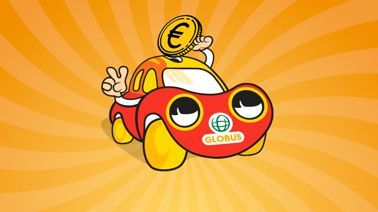 Ein rotes Cartoon-Auto mit GLOBUS-Logo hält eine goldene Münze mit Euro-Zeichen vor einem gelben Hintergrund mit Sonnenstrahlen.