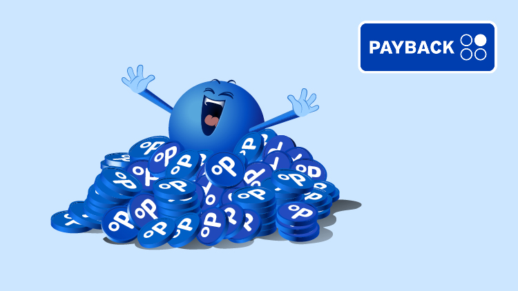 Das blaue PAYBACK Pointee sitzt lachend auf einem Haufen blauer Punkte-Chips, links oben ist das PAYBACK-Logo.