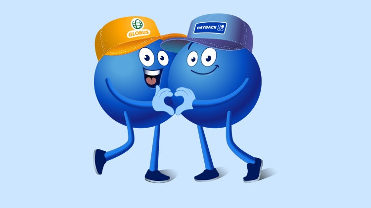 Zwei blaue Figuren, eine mit GLOBUS und eine mit PAYBACK Kappe, formen gemeinsam ein Herz mit ihren Händen.
