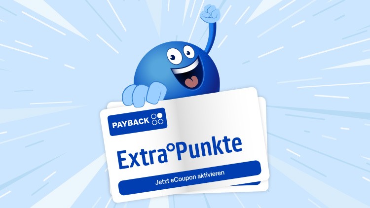 PAYBACK Pointee hält eine Karte mit der Aufschrift „PAYBACK Extra°Punkte, Jetzt eCoupon aktivieren“ vor einem blauen Hintergrund.