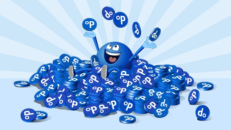 PAYBACK Pointee sitzt in einem Haufen blauer Punkte-Chips und wirft freudig weitere Chips in die Luft.