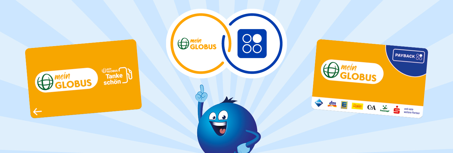 Das blaue PAYBACK Pointee zeigt auf zwei orangene Karten mit „mein GLOBUS“ Logo und PAYBACK-Logo vor hellblauem Hintergrund.
