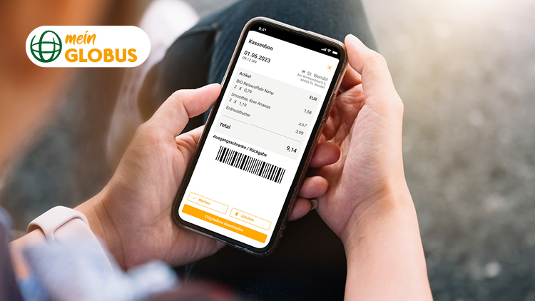Eine Hand hält ein Smartphone mit digitalem Kassenbon in der mein GLOBUS App, im Hintergrund unscharfe Umgebung.