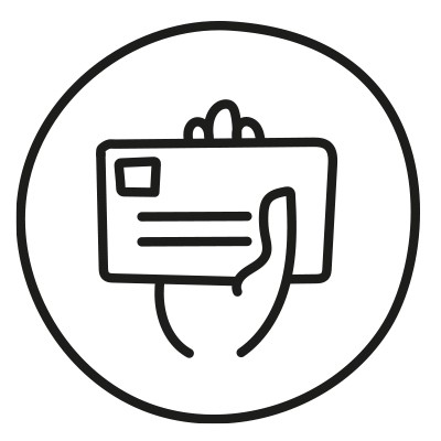 Eine gezeichnete Hand hält eine Karte mit Linien, die Text darstellen könnten, in einem Kreis-Symbol.