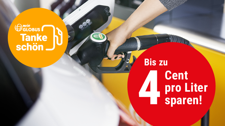 Eine Hand hält eine schwarze Zapfpistole mit grünem GLOBUS-Logo, daneben Infotexte: mein GLOBUS Tanke schön, Bis zu 4 Cent pro Liter sparen.