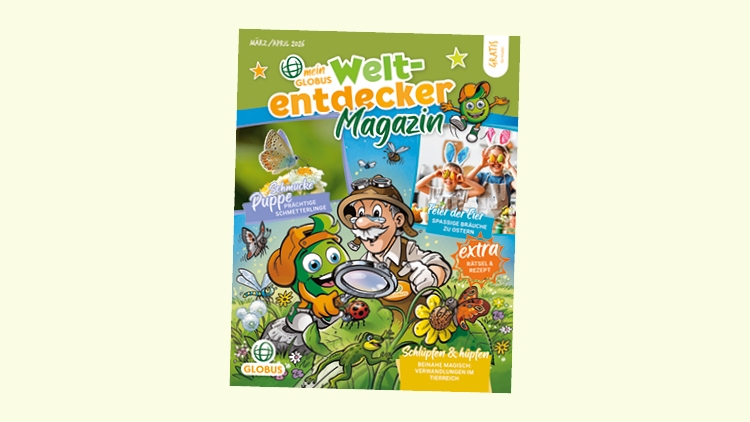 Grünes Cover des mein GLOBUS Weltentdecker Magazins mit Globini, Schmetterlingen und einer Lupe, Text zu Puppen und Rezepten.