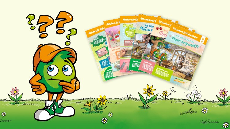 Das grüne Maskottchen Globini mit oranger Mütze steht fragend vor illustrierten Broschüren in einer Wiese mit Blumen.