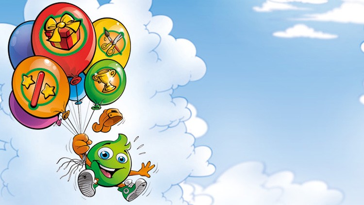 Das grüne Maskottchen Globini schwebt lächelnd mit fünf bunten Luftballons in einem Himmel mit blauen und weißen Wolken.