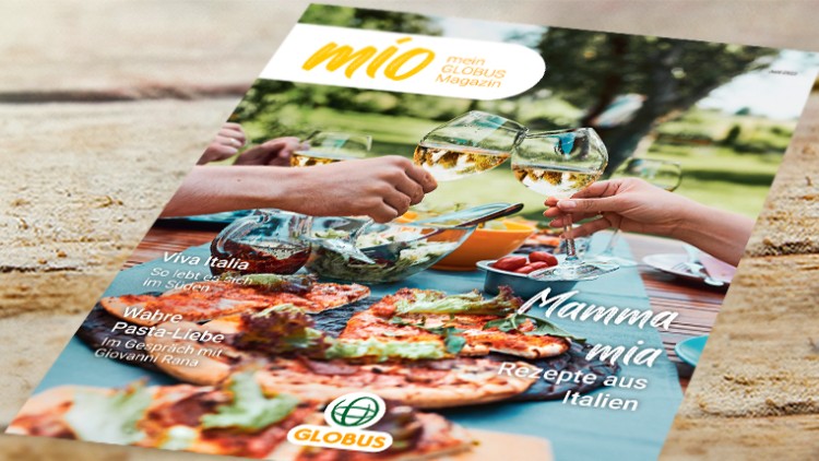 Ein Magazin-Cover mit Pizza, Weingläsern und den Texten: „mio“, „mein GLOBUS Magazin“, „Mamma mia, Rezepte aus Italien“, „Viva Italia“.