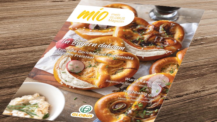Titel „mio mein GLOBUS Magazin“ mit Brezeln, Radieschen und Frischkäse auf Holztisch, Globus-Logo unten links.