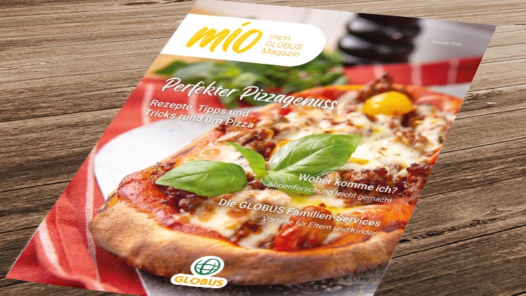 Magazin „mio, mein GLOBUS Magazin“ mit Pizzabild auf Holz, Titelthemen: perfekter Pizzagenuss und GLOBUS Familien Services.