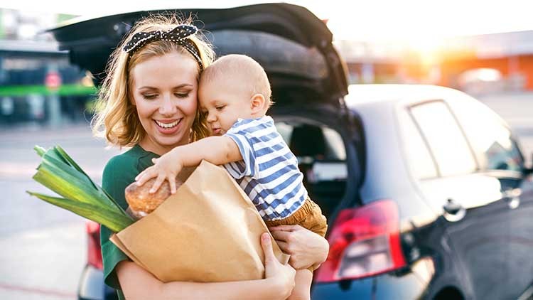 Mutter mit Baby beim Einkaufen
