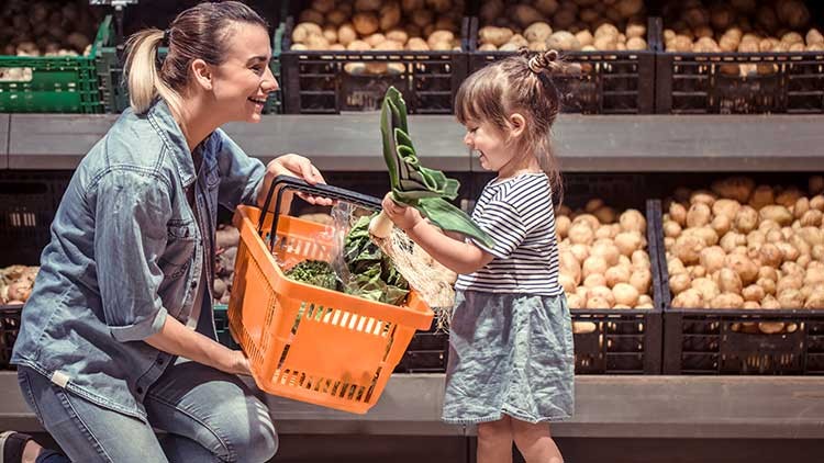 Mutter und Tochter beim Einkaufen