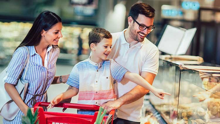 Familie beim Einkaufen