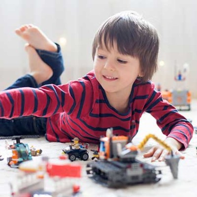 Junge spielt mit Lego