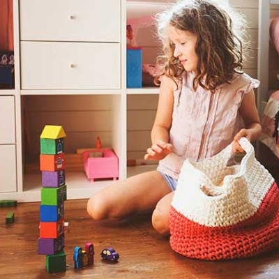 Mädchen räumt Zimmer auf