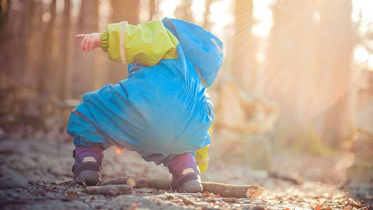 Kind spielt im Wald