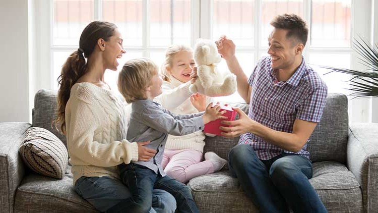 Familie spielt auf Sofa