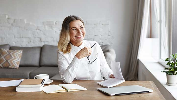 Frau am Tisch mit Büchern