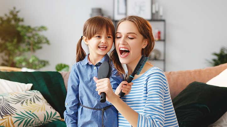 Mutter und Tochter singen