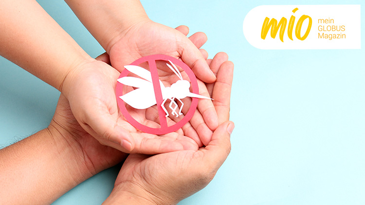 Zwei Hände halten ein rotes Symbol mit einer weißen Mücke auf blauem Hintergrund, mio mein GLOBUS Magazin steht oben rechts.