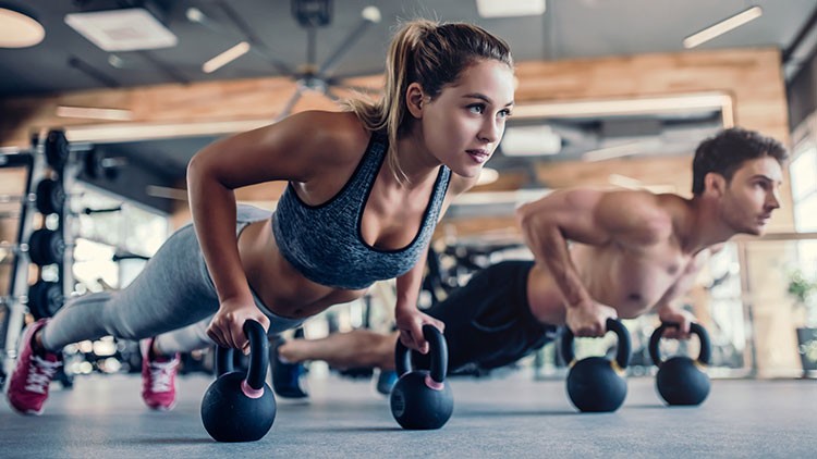 Frau und Mann Trainieren im Fittnessstudio