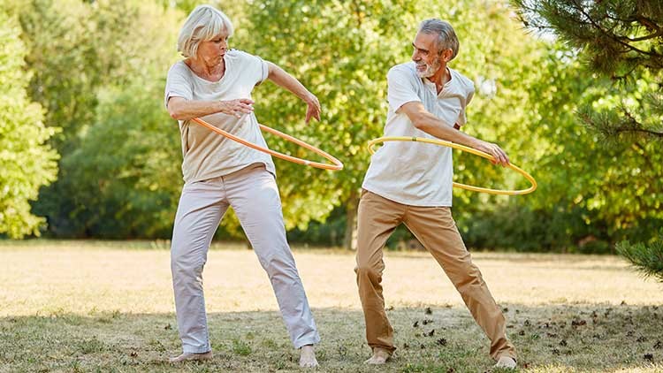 Senioren beim Hula Hoop