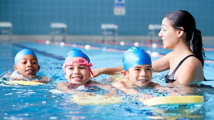 Kinder beim Schwimmunterricht