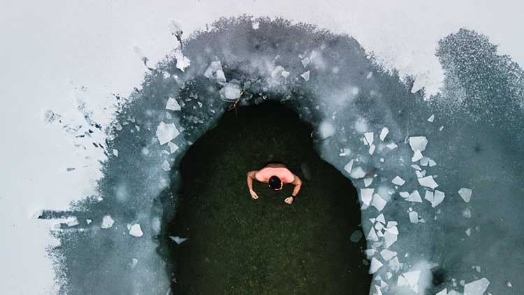 Person beim Eisbaden im See