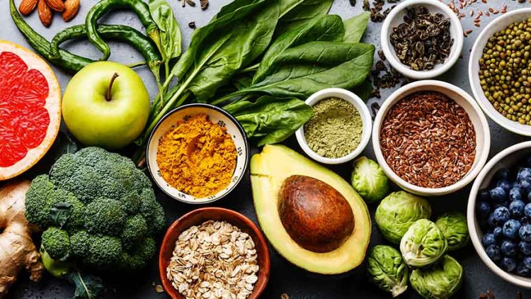 Verschiedene Nahrungsmittel wie Brokkoli, Blaubeeren, Avocado, Granatapfel und Schalen mit Körnern und Gewürzen, mio mein GLOBUS Magazin.
