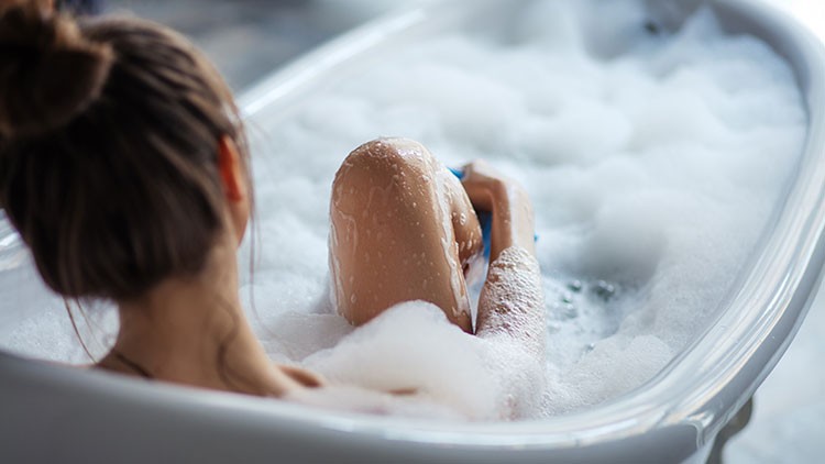 Frau in Badewanne