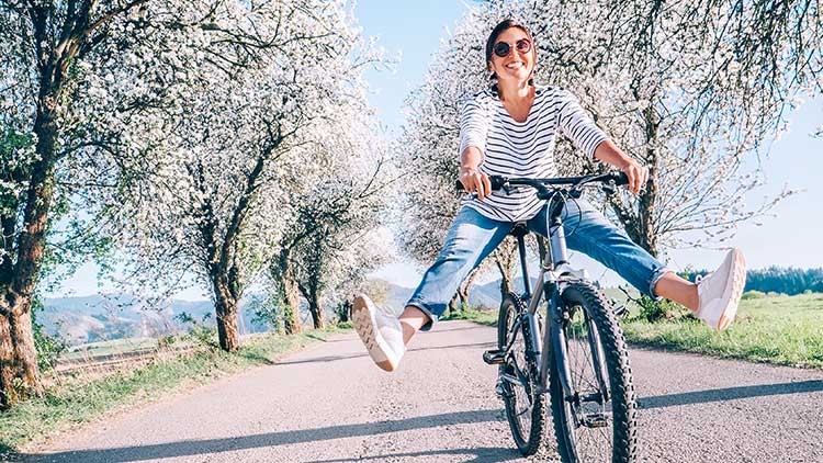 Frau auf einem Fahrrad