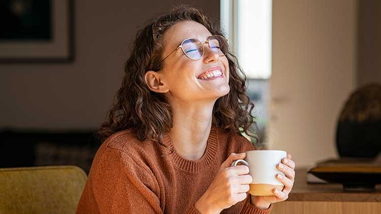 Frau mit Tasse