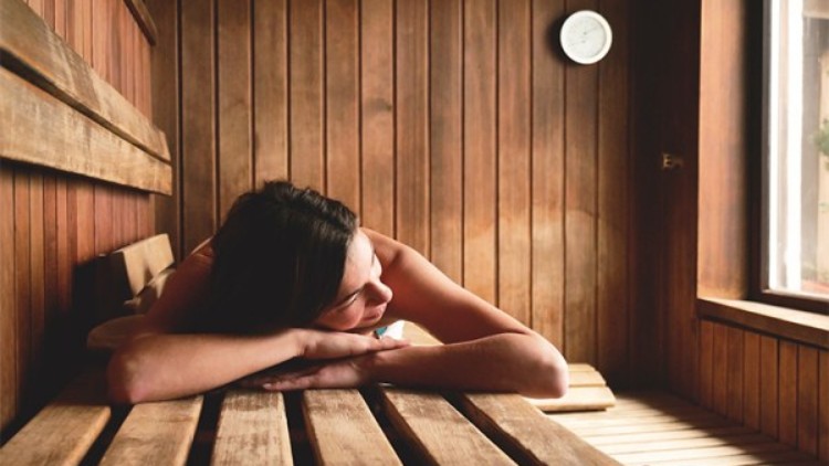 Frau entspannt in Sauna