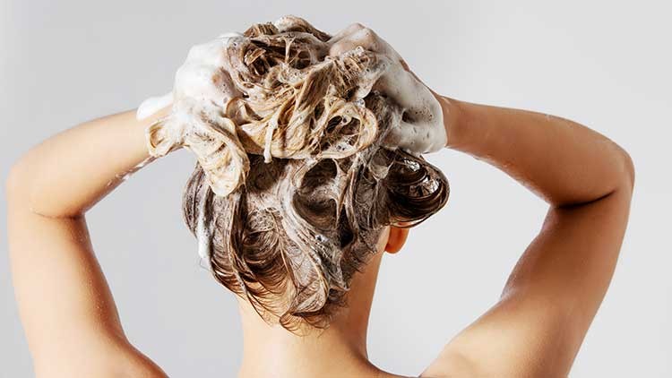 Haare shampoonieren