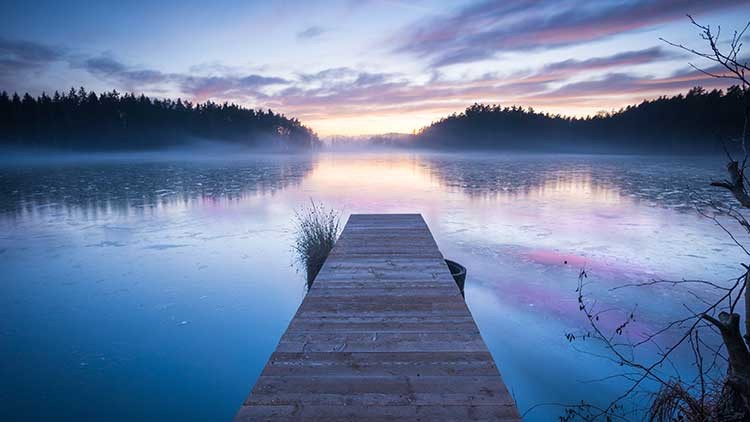 Foto eines Sees zur Blauen Stunde 