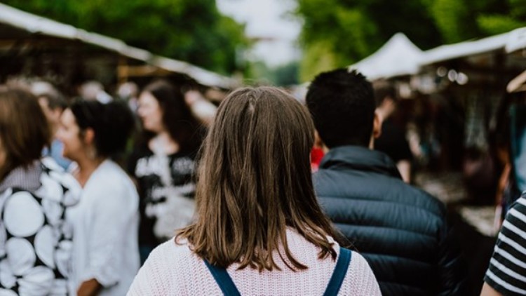 Frau auf Flohmarkt
