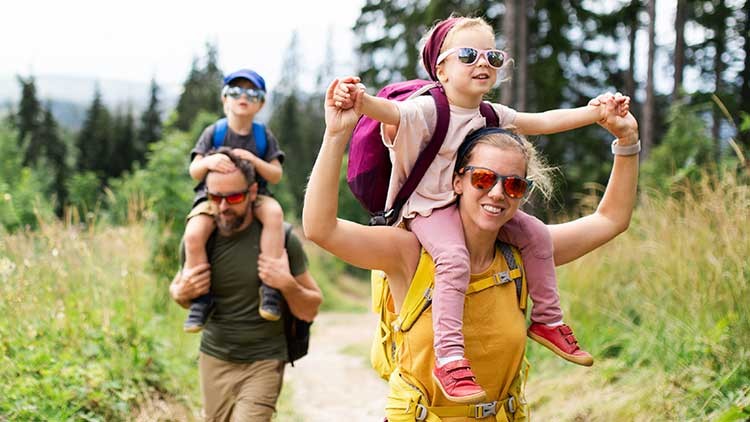 Familie bei einer Wanderung