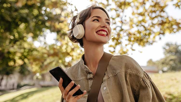 Eine Frau hört Musik auf Smartphone