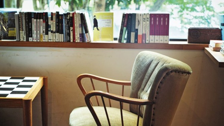 Sessel und Bücher
