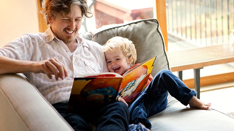 Vater und Sohn lesen