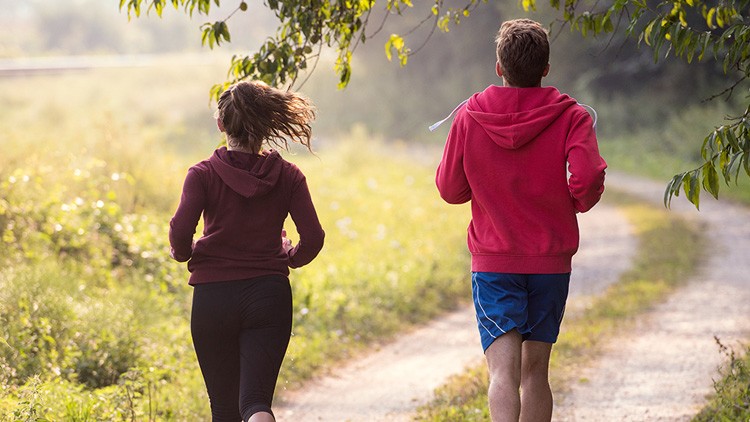 Mann und Frau beim Joggen