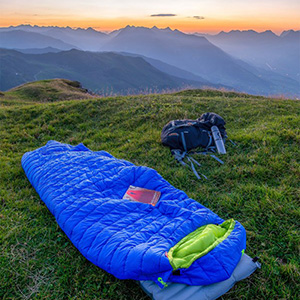 Schlafsack auf einer Wiese