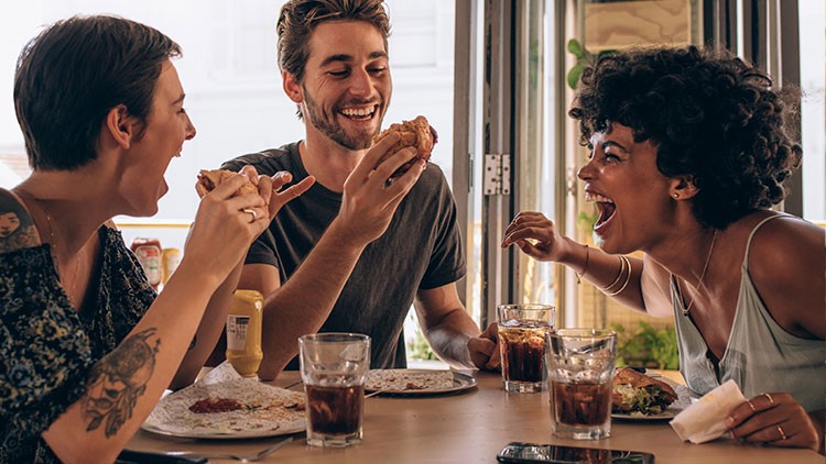 Freunde beim Essen