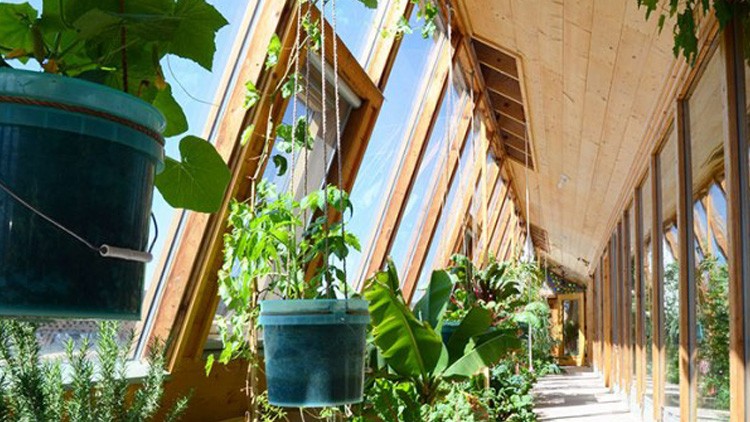 Sonnendurchflutete Fassade eines Earthships