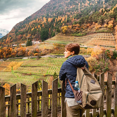 Junge Frau beim Wandern