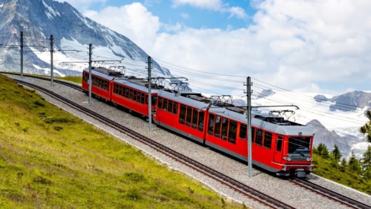 Zug fährt in den Bergen