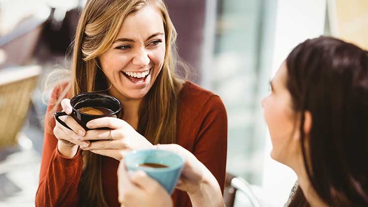 Fröhliche Frauen bei einer Kaffeepause
