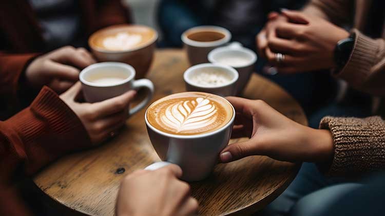 Kaffeetassen auf einem Tisch, Kaffeepause